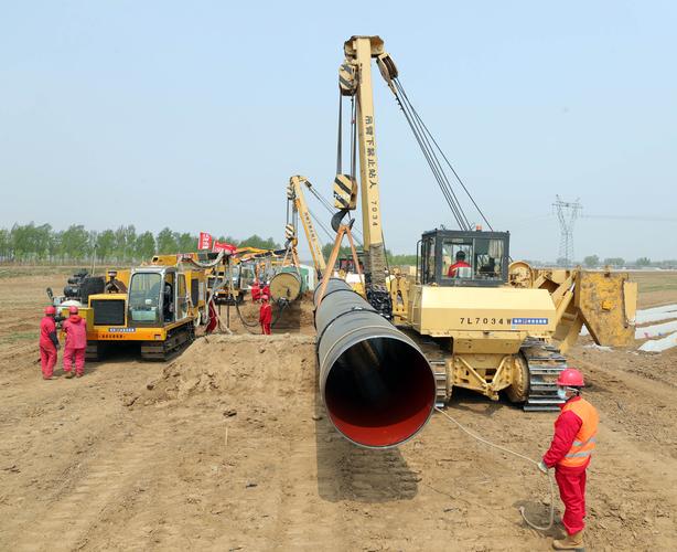 在辽宁省凌海市,辽河油田建设公司工程技术人员进行管道组对施工